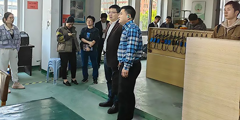 市經(jīng)信局副局長(zhǎng)楊雄文帶隊(duì)，蒼南縣經(jīng)信局趙局、壽局陪同來(lái)公司調(diào)研的圖片
