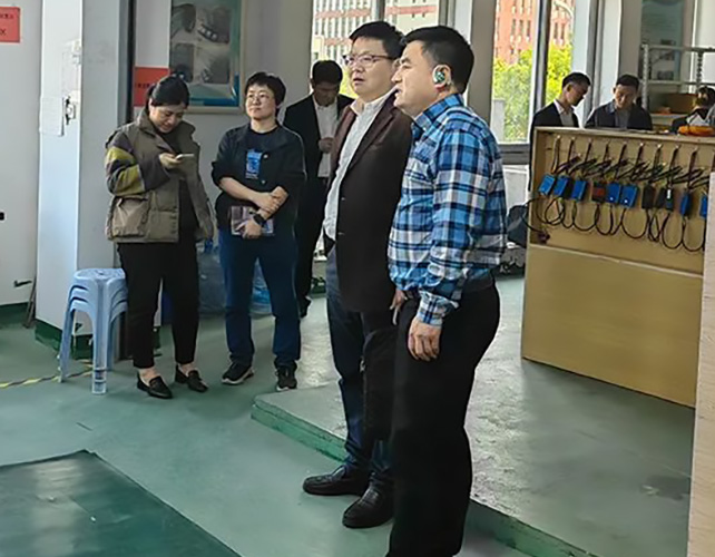 市經(jīng)信局副局長(zhǎng)楊雄文帶隊(duì)，蒼南縣經(jīng)信局趙局、壽局陪同來公司調(diào)研的新聞圖片